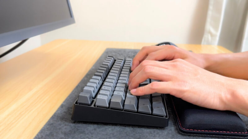キーボードを入力している画像。スタンドを使うことで、自然な画角の写真を撮れる