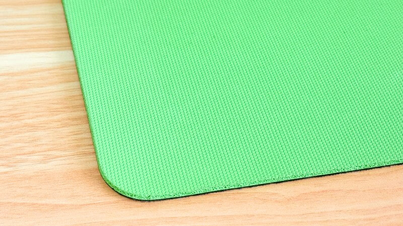 Razer Gigantus V2の滑り止めは強力。マウスを振ってもマウスパッドがずれません。
