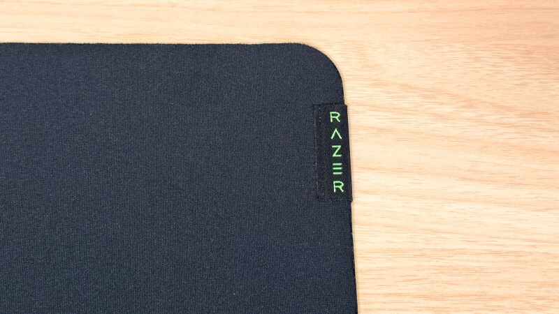 Razer Gigantus V2の右上には小さなロゴがあります。