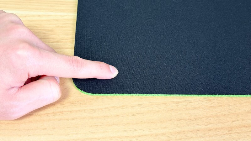 Razer Gigantus V2のクッションは硬め。沈み込みはほとんどありません。