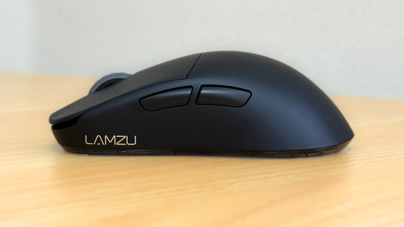 lamzu atlantis mini 4kは後部が盛り上がった形状をしている。