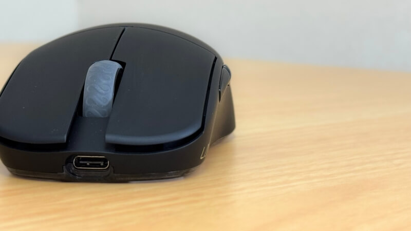 lamzu atlantis mini 4kの左側面。逆ハの字強め。