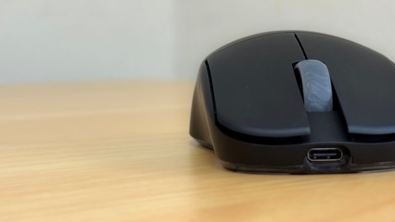 lamzu atlantis mini 4kの右側面。逆ハの字強め。