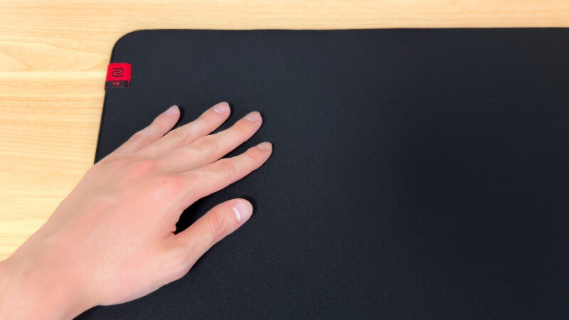 ZOWIE G-TRの表面はサラサラとしている。