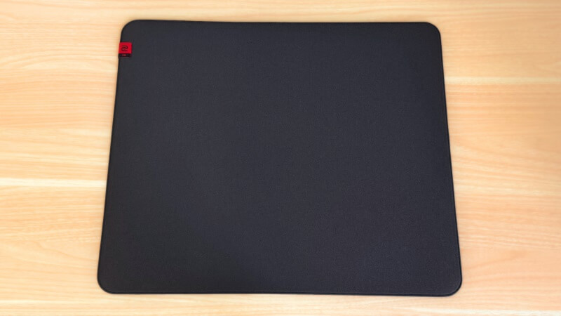 ZOWIE G-TRのサイズは横47cm、縦39cm。