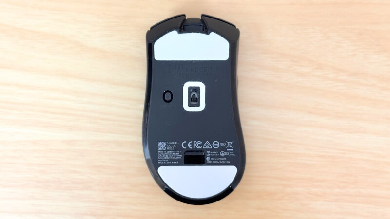 deathadder v3 hyperspeedの底面。
