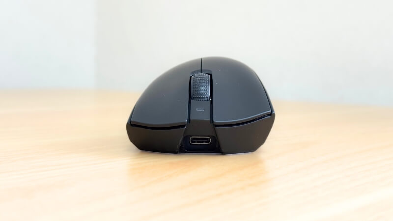deathadder v3 hyperspeedの正面。