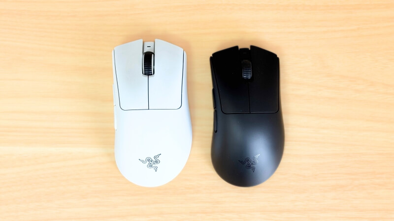 deathadder v3 hyperspeedとdeathadder v3 proを上から見たときの比較画像。