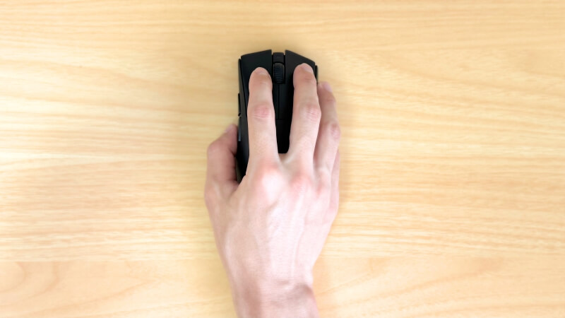 deathadder v3 hyperspeedとつまみ持ち。上から見た画像。