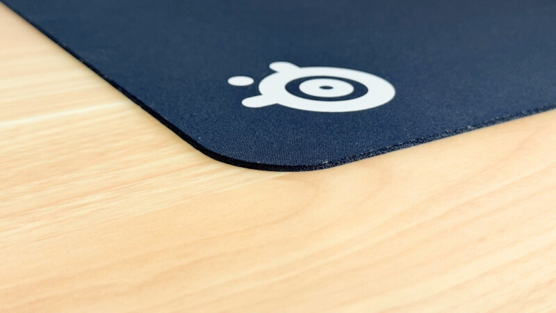 SteelSeries QcK+の縁は切りっぱなし。