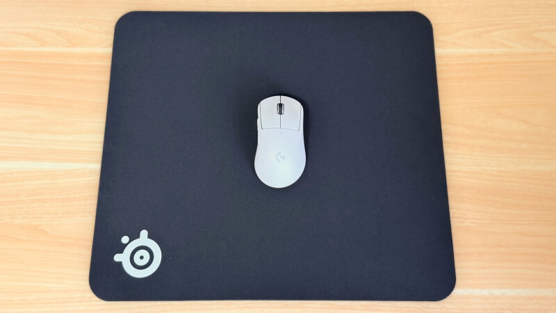 SteelSeries QcK+の上にg pro x superlight2 dexおいて、サイズ感をチェック。