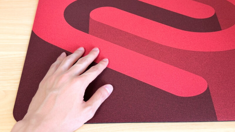 ZOWIE G-SR-SE ROUGE IIの肌触りは「サラサラ」。