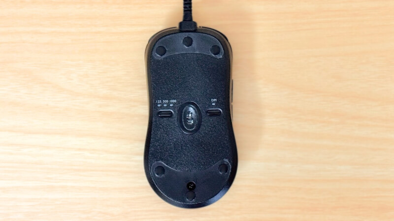 ZA13-CのDPIとポーリングレートは底面のボタンから変更可能。