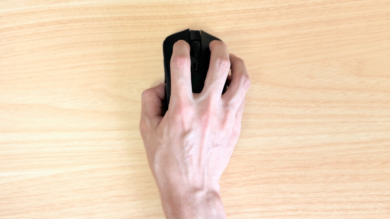 G703hとつかみ持ちを上から見た様子。薬指と小指が外側に追いやられることなく、グリップできる。
