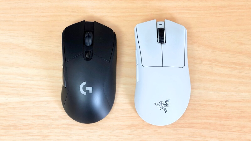 G703hはRazer Deathadder V3 Proと比べると、右側のふくらみが少ない。