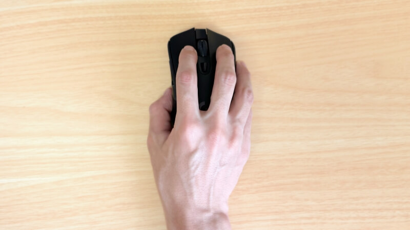 G703hをつまみ持ちを上から見た様子。形状は悪くないが、サイズと重さがネックに。