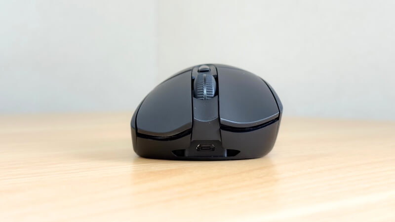 G703hを正面から見た画像。本体に傾斜があることが分かる。