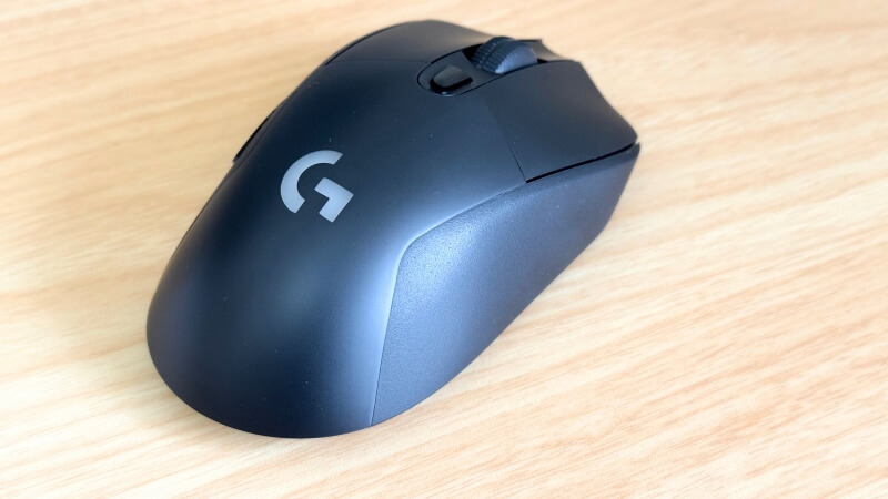 G703hの側面にはラバーグリップが内蔵されている。