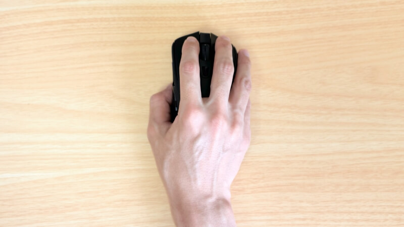 G703hとかぶせ持ちを上から見た様子。指を伸ばした状態で、リラックスして持てる。