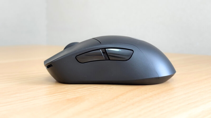 G703hを右から見た画像。マウス中央から後部にかけて背が高くなっている。