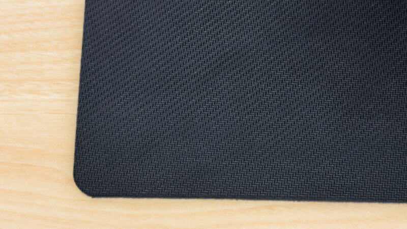 Logicool G740にはラバー素材の滑り止めが採用されている。