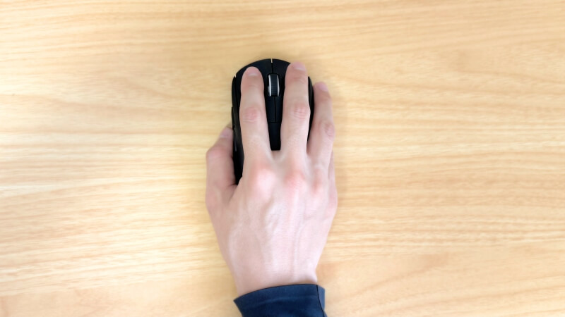 手首を寝かせたマウスの握り方。