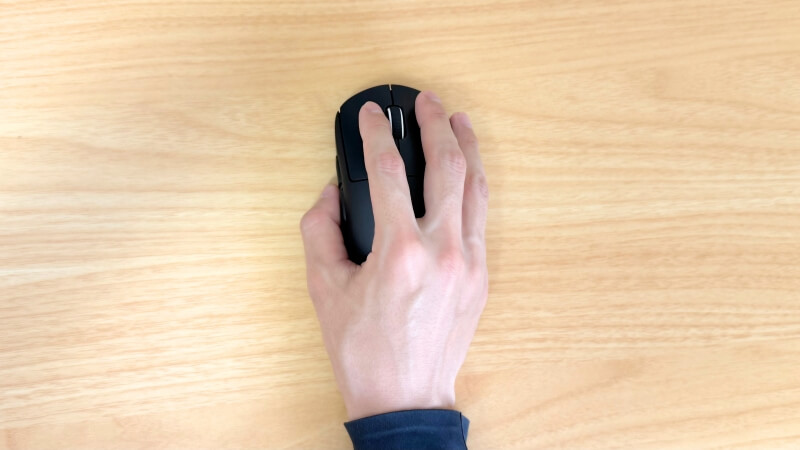 手首を立たせたマウスの握り方。