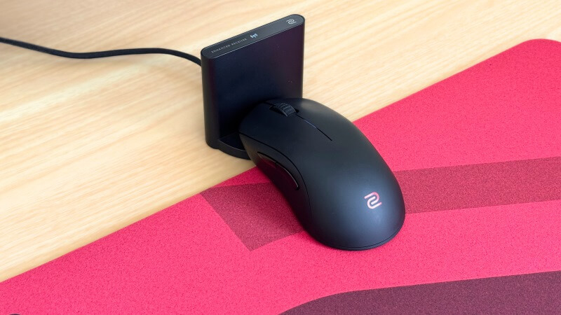 ZOWIE U2はエンハンスドレシーバーに置くだけで充電できる。
