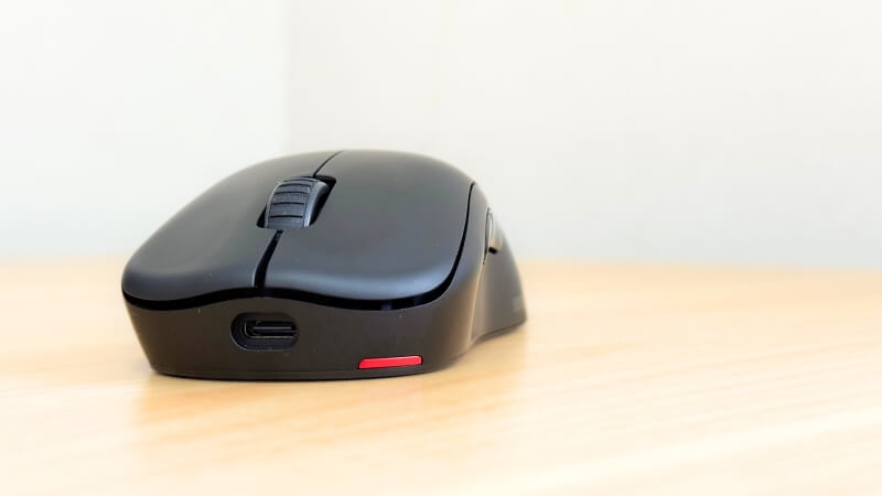 ZOWIE U2の左サイド。右サイドよりわずかにくぼんでいる。