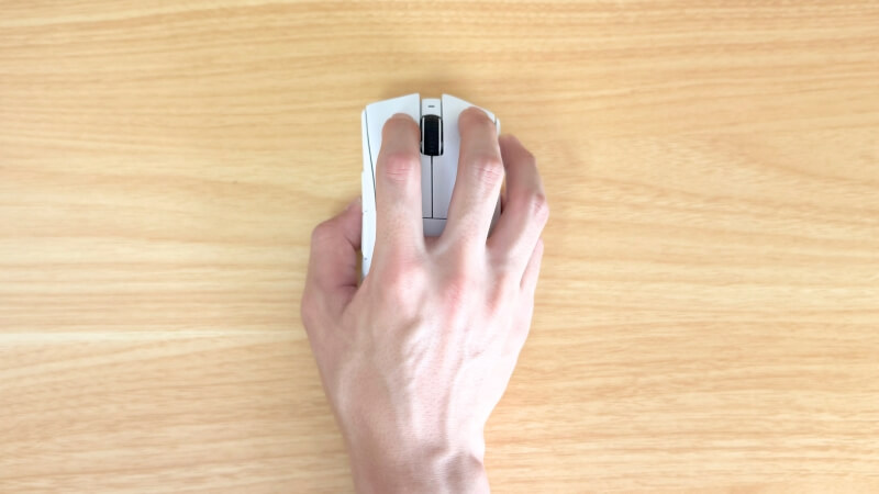 deathadder v3 proをつかみ持ちで持った様子を上から見た画像。薬指・小指をマウスに乗せている感触が強い。