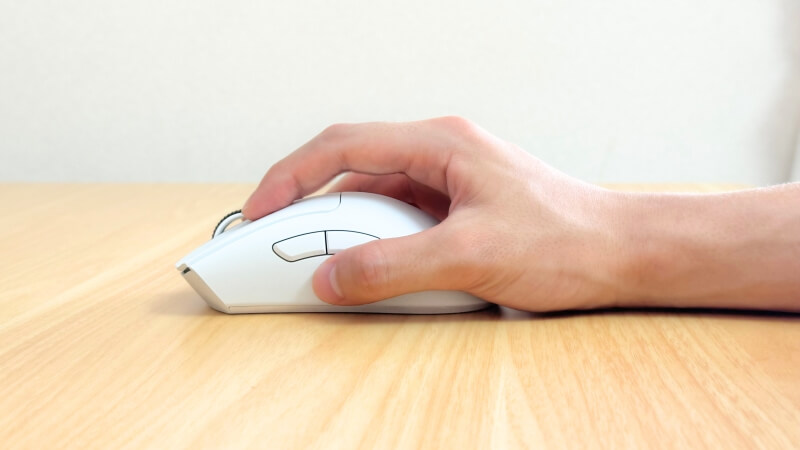 deathadder V3 Proとつまみ持ち。