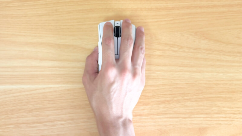 deathadder v3 proをかぶせ持ちで持った様子を上から見た画像。指先から付け根まで満遍なくフィットしている。
