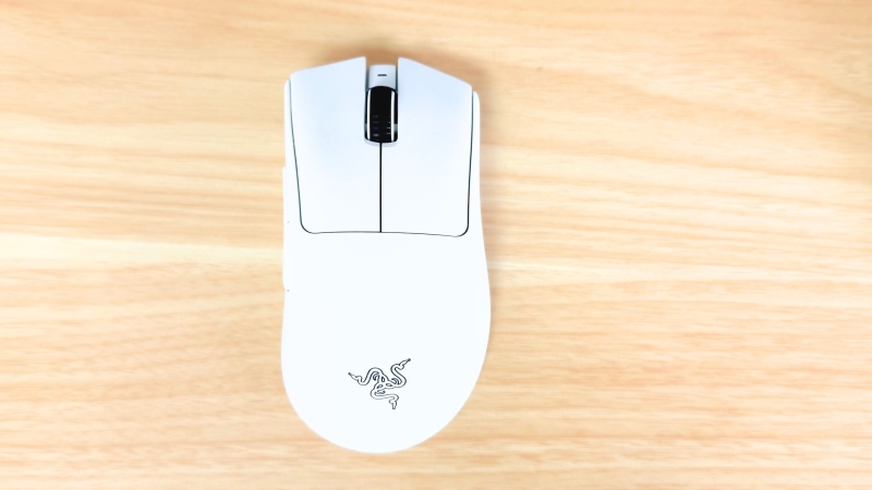 deathadder V3 Proの右サイドの形状。クリック中央付近から広がっている。