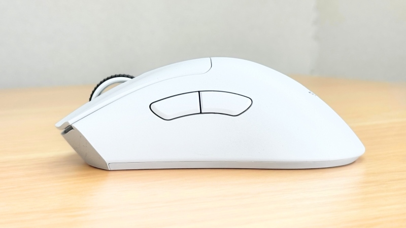 deathadder V3 Proのトップの形状。中央から平坦になっている。