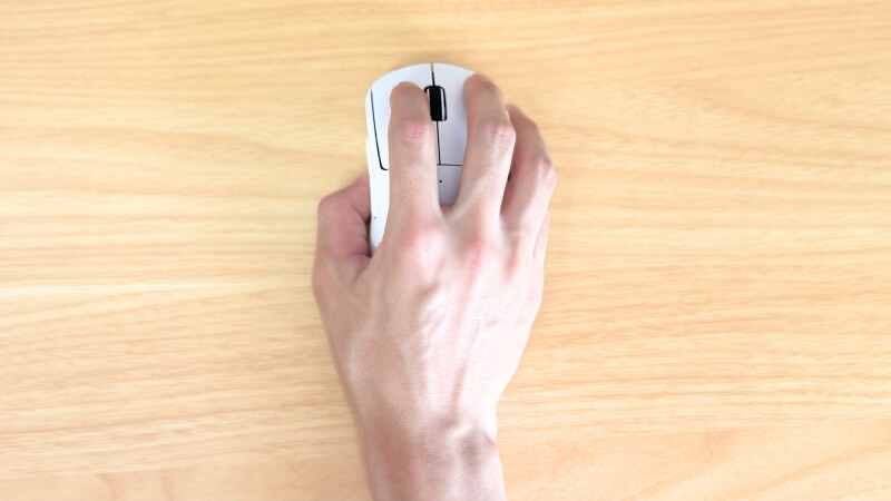G Pro X Superlight 2 dexをつかみ持ちで持った様子を上から見た画像。薬指と親指で挟み込んでいる感触が強い。