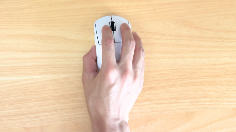 G Pro X Superlight 2 dexをつまみ持ちで持った様子を上から見た画像。薬指・小指が少し外側に追いやられる。
