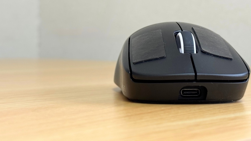 G Pro X Superlight 2のサイドの形状。逆ハの字は少なく平坦。