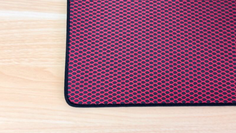 Pulsefire Matの滑り止め。ゴムが散りばめられているが、グリップ力はやや低い。