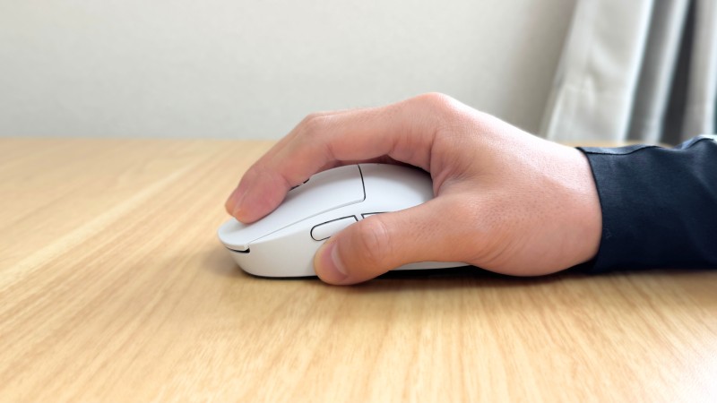 G Pro X Superlight 2cと深めのつかみ持ち。