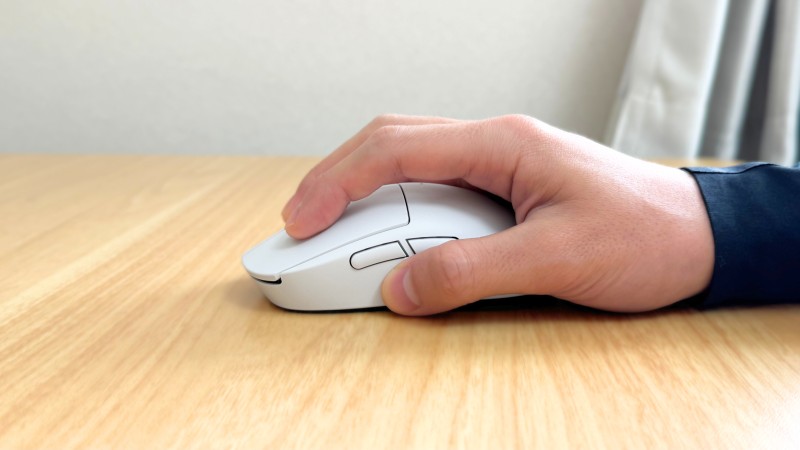 G Pro X Superlight 2cと浅めのつかみ持ち。