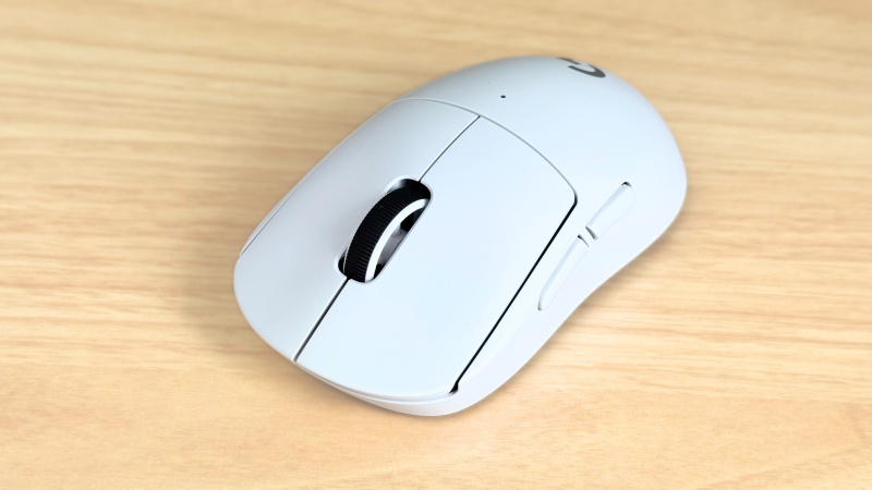 G Pro X Superlight 2cのメインボタン。押し心地は硬い。