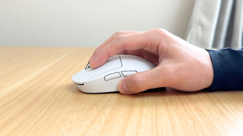 G Pro X Superlight 2cとつまみ持ち。