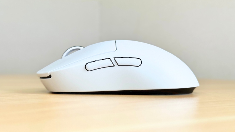G Pro X Superlight 2cは中央付近が一番背が高い。後部にも少しだけ高さが残っている。