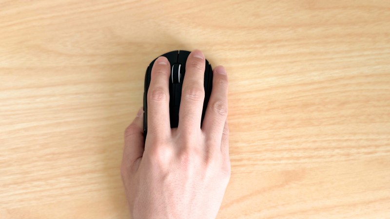 G Pro X Superlight 2をかぶせ持ちで持った画像。薬指を置くスペースがある。