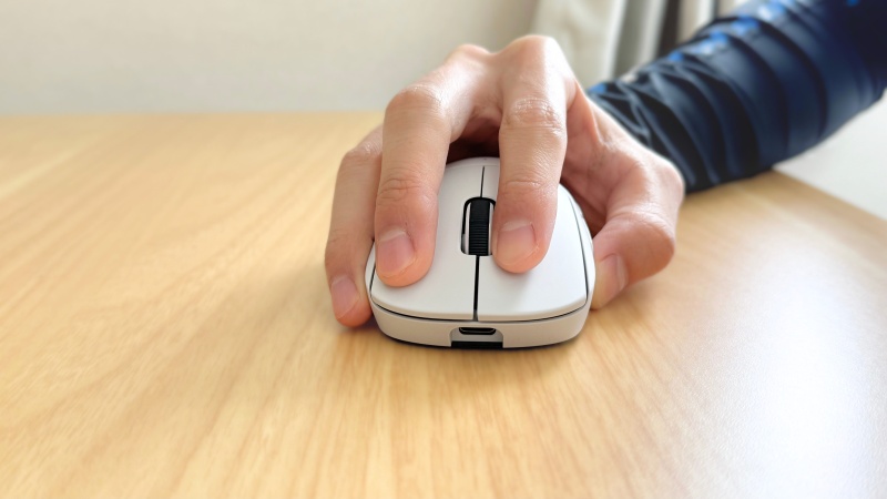 G Pro X Superlight 2cを深めのつかみ持ちで持つと、薬指に違和感がある。