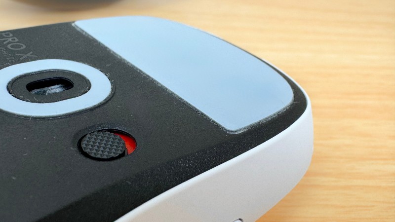 G Pro X Superlight 2cのソールガイドには枠が無い。ただし、センサー周りにはある。