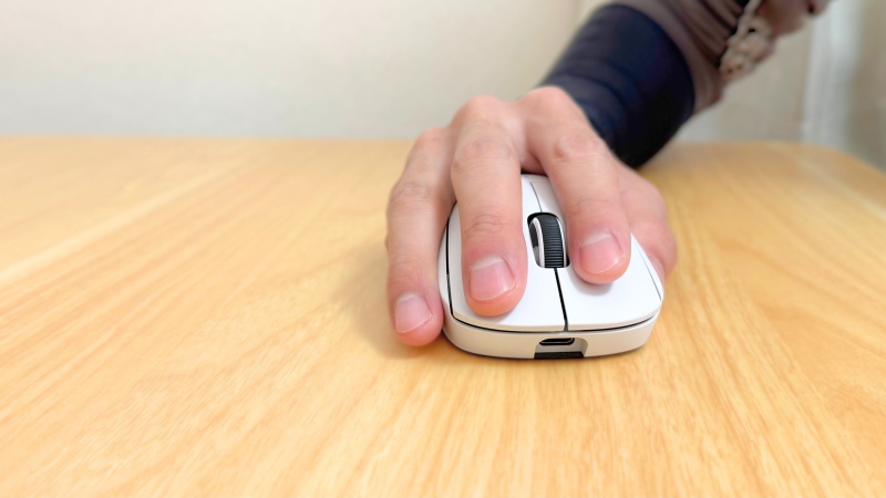 G Pro X Superlight 2cをかぶせ持ちで握ると、薬指が外側に押されているような感触がある。