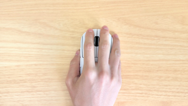 手の大きさ17.5cmでかぶせ持ちをすると、薬指が少しはみ出す。