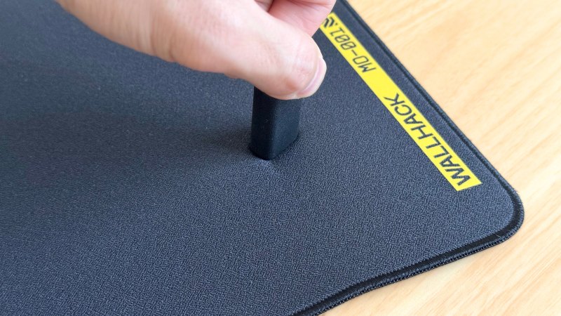 mo-001のクッションは柔らかい。指で押すと凹むが、適度に反発力もある。