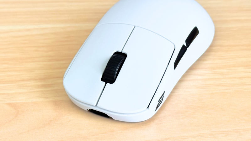 OP1w 4kのメインボタン。クリックはやや硬め。